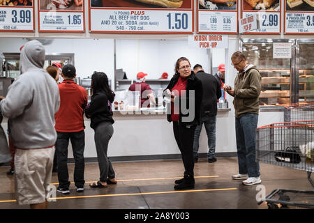 Tigard, Oregon - Nov 8, 2019: Innenraum geschossen von Costco Wholesale. Costco ist ein US-amerikanisches multinationales Unternehmen, das eine Kette von Mitgliedschaft arbeitet Stockfoto