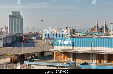 LIVORNO, ITALIEN - Juli 23, 2019: Cargo Port mit Kränen, Rohre und Lagerhallen. Livorno ist eine Hafenstadt an der Ligurischen Meer an der Westküste von tusca Stockfoto