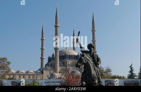 Fatih Sultan Mehmet (Mehmed der Eroberer) Statue mit Selimiye Moschee auf Hintergrund in Edirne, Türkei Stockfoto