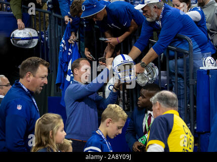 November 10, 2019: Peyton Manning Autogramme vor der NFL Football Spiel Action zwischen den Miami Dolphins und die Indianapolis Colts im Lucas Oil Stadium in Indianapolis, Indiana. Miami besiegt Indianapolis 16-12. Johann Mersits/CSM. Stockfoto
