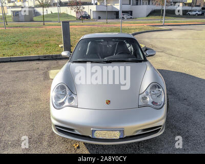 Bologna, Italien - Februar 6, 2019: Blick von oben ein grauer turbo Sport Auto, Porsche Carrera 996 oder Porsche 911 in einem Stadtpark. Stockfoto