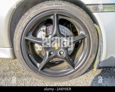 Bologna, Italien - 6. Februar 2019: Felge Nahaufnahme der Porsche 911 sport auto oder Porsche Carrera 996. Stockfoto