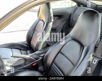 Bologna, Italien - 6. Februar 2019: elegante schwarze Haut Sitze im Innenraum eines Porsche 911 sport auto oder Porsche Carrera 996. Stockfoto