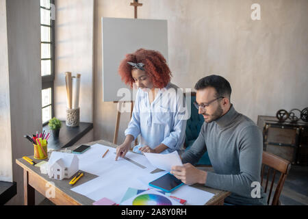 Zwei Innenarchitekten am Tisch sitzen und arbeiten Stockfoto