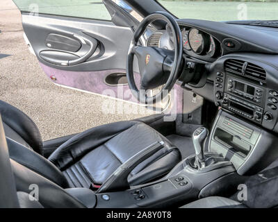 Bologna, Italien - 6. Februar 2019: elegante schwarze Haut Innere eines Porsche 911 sport auto oder Porsche Carrera 996. Stockfoto