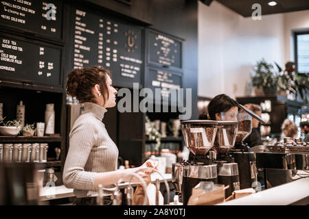 Portland, Oregon - Nov 10, 2019: Der berühmte Stumptown Coffee Roasters in der Innenstadt von Portland Stockfoto