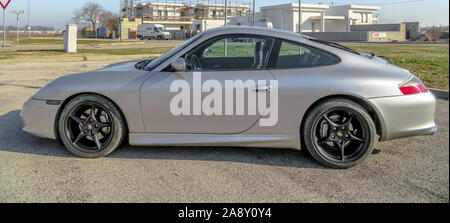 Bologna, Italien - 6. Februar 2019: Seitenansicht eines grauen turbo Sport Auto, Porsche Carrera 996 oder Porsche 911 in einem Park. Stockfoto