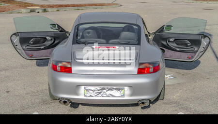 Bologna, Italien - 6. Februar 2019: Porsche 911 sport auto oder Porsche Carrera mit offenen Türen, hinter Anzeigen. Stockfoto