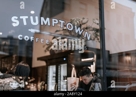 Portland, Oregon - Nov 10, 2019: Der berühmte Stumptown Coffee Roasters in der Innenstadt von Portland Stockfoto