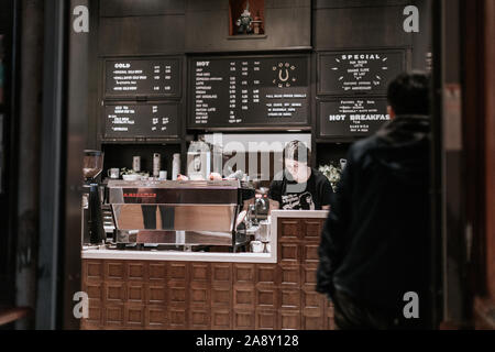 Portland, Oregon - Nov 10, 2019: Der berühmte Stumptown Coffee Roasters in der Innenstadt von Portland Stockfoto