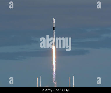 Cape Canaveral, United States. 11 Nov, 2019. Eine SpaceX Falcon 9-Rakete erfolgreich von Cape Canaveral Air Force Station gestartet mit 60 Starlink Satelliten. Die starlink Konstellation wird schließlich aus Tausenden von Satelliten konzipiert world wide High-speed Internet Service zur Verfügung zu stellen. Credit: SOPA Images Limited/Alamy leben Nachrichten Stockfoto