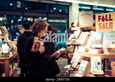 Portland, Oregon - Nov 10, 2019: in Schuß von Powell's Books, wo ist die Weltgrößte verwendet und neue Buchhandlung Stockfoto