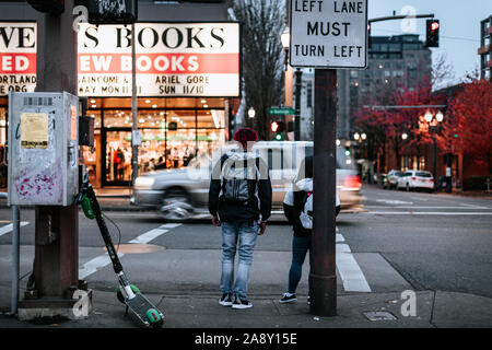 Portland, Oregon - Nov 10, 2019: die Menschen zu Powell's Books, wo ist die Weltgrößte verwendet und neue Buchhandlung gehen Stockfoto