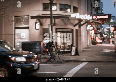 Portland, Oregon - Nov 10, 2019: ein Mann, dem Fahrrad in der Innenstadt von Portland Stockfoto