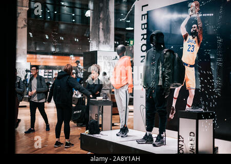 Portland, Oregon - Nov 10, 2019: Nike Store Interieur Anzeige in der Innenstadt von Portland Stockfoto