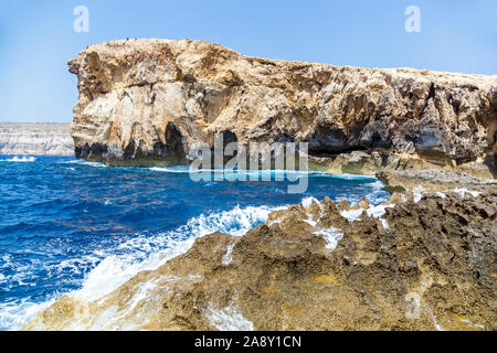 Deep Blue Hole am Weltberühmten Azure Window auf Gozo. Insel mediterranen Natur Wunder in der schönen Malta Stockfoto