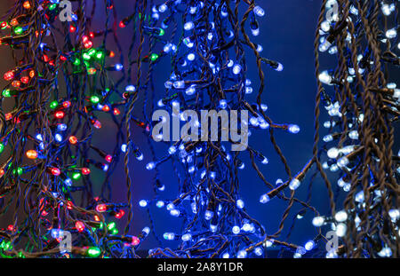 Strahlende Weihnachten Girlanden. Hintergrund mit Weihnachten Licht. Stockfoto