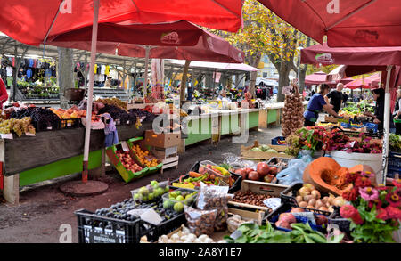 Überdachte Marktstände mit Obst und Gemüse zu verkaufen, Pula, Kroatien Stockfoto