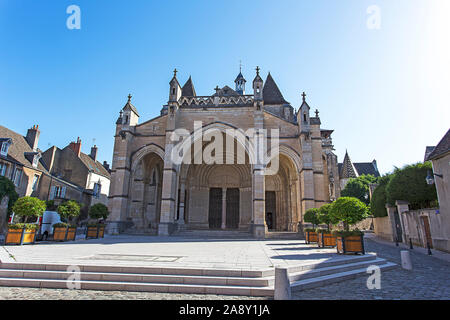 Beaune, Frankreich - August 08, 2016: Kirche Notre Dame de Beaune in der Stadt Beaune in Burgund, Frankreich Stockfoto