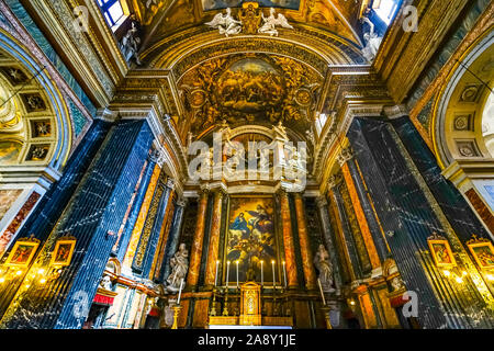 Altar, Statuen, Fresken Basilika Jesus und Maria Gesu e Maria Kirche, Rom, Italien. In den 1600er Jahren Krönung Mariens Malerei 1679 von Giacinto Brandi gebaut Stockfoto