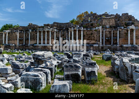 Antike Stadt Agora, zentrale Halle Ruinen. Seite, Provinz Antalya, Türkei. Die Ruinen der antiken Stadt in der Seite. Alte Ruinen der Stadt Side Türkei Stockfoto