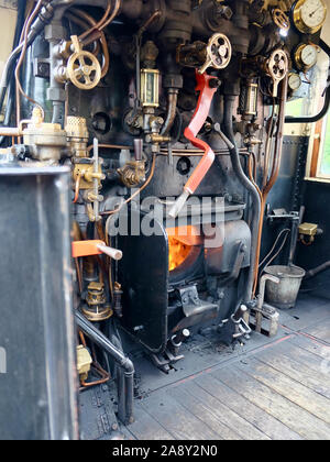 Blick auf die Steuerelemente aus der Fußplatte von Ivatt Klasse Dampflok Nr. 41298, Isle of Wight Steam Railway. Stockfoto