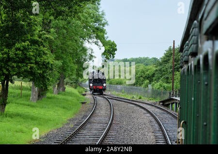 Kopf auf der Ivatt Klasse Dampflok Nr. 41298 zurück bis in das Grün der Insel Wight abholen Stockfoto