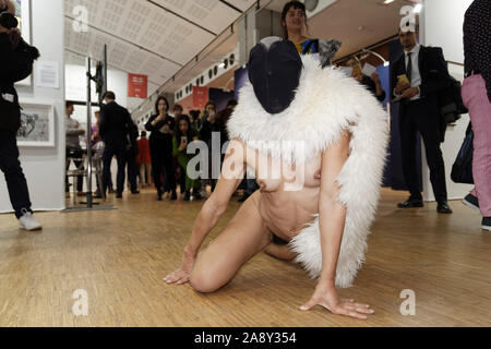 Paris, Frankreich. 7 Nov, 2019. Art Performance der Künstlerin während des ersten Tages der Fotofever am 7. November 2019 in Paris, Frankreich. Stockfoto