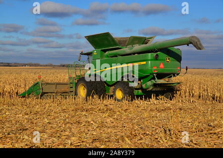 7. November 2019 ländlicher Landkreis Burleigh im südlichen Zentrum von North Dakota. Landwirte, die Mähdrescher und verwandte Maschinen einsetzen, ernten in diesem Jahr Maisernte. Stockfoto