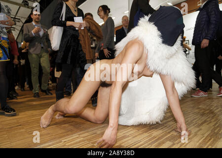 Paris, Frankreich. 7 Nov, 2019. Art Performance der Künstlerin während des ersten Tages der Fotofever am 7. November 2019 in Paris, Frankreich. Stockfoto