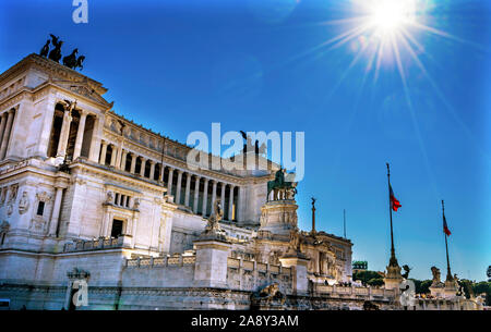 Sonnenstrahlen Victor Emanuele Monument, das Grab unbekannten Soldaten Rom Italien. Denkmal 1911 erstellt haben, den ersten König des vereinten Italien. Stockfoto