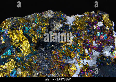 Makro einer Chalcopyrite mit kleinen Kristallen und einer Vielzahl von Farben verwendbar als Hintergrund oder wallpaper Stockfoto