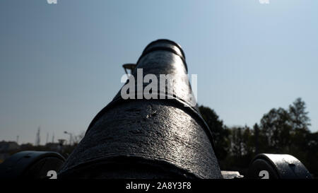 Alte Kanone auf dem Hügel bei Sky. Selektive konzentrieren. Stockfoto