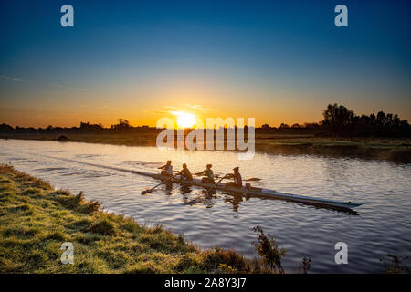 Bild vom 9. November zeigt Ruderer auf dem Fluss Cam in Cambridge bei Sonnenaufgang an einem kalten frostigen Samstag Morgen. Stockfoto