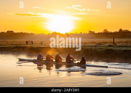 Bild vom 9. November zeigt Ruderer auf dem Fluss Cam in Cambridge bei Sonnenaufgang an einem kalten frostigen Samstag Morgen. Stockfoto