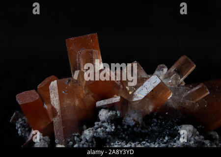 Rock Matrix mit kleinen Kristallen und Orange und Topaz Stockfoto