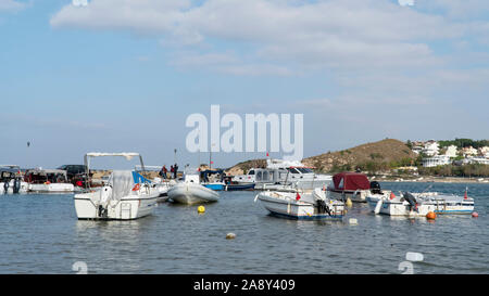 Gallipoli (Gelibolu) Guneyli Dorf in Canakkale, Türkei. Kleine Fischerboote im Hafen warten. Stockfoto