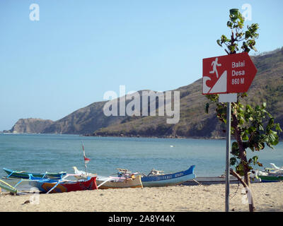 Lombok, Indonesien - 09 Januar, 2011: Laufen weg Signal für Tsunami am Strand in Lombok Stockfoto