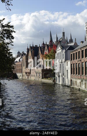 Die rozenhoedkaai Canal in Brügge mit dem klassischen mittelalterlichen Gebäuden und Belfried von Brügge. Stockfoto
