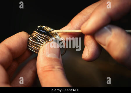Ein Juwelier ist die Verleimung der preciousgem zum Gold Ring Stockfoto