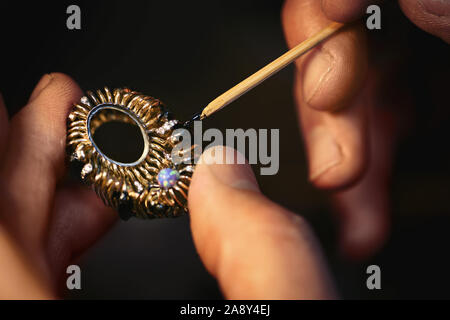 Ein Juwelier ist die Verleimung der preciousgem zum Gold Ring Stockfoto