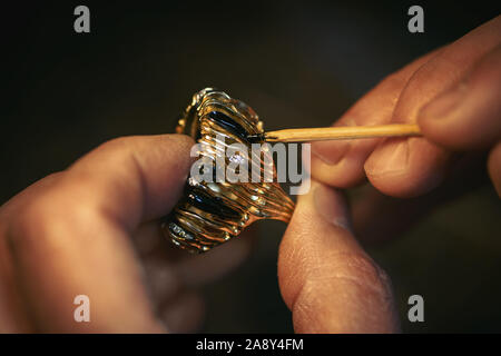 Ein Juwelier ist die Verleimung der preciousgem zum Goldenen Ring. Stockfoto