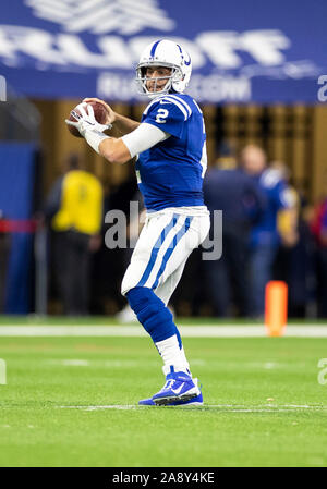 November 10, 2019: Indianapolis Colts Quarterback Brian Hoyer (2) passt den Ball während der NFL Football Spiel Action zwischen den Miami Dolphins und die Indianapolis Colts im Lucas Oil Stadium in Indianapolis, Indiana. Miami besiegt Indianapolis 16-12. Johann Mersits/CSM. Stockfoto