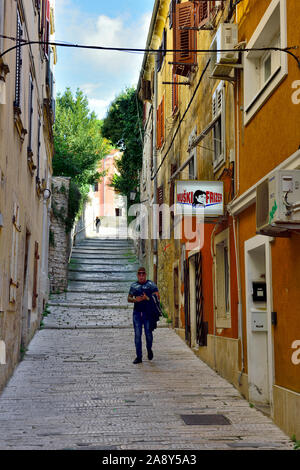 Kleine Fußgängerzone, Gasse in der Altstadt zentrum Pula, Kroatien Stockfoto