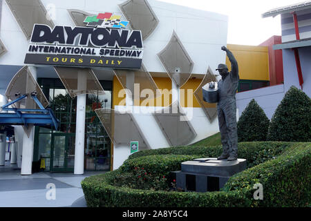 NASCAR Racing Fahrer Dale Earnhardt Sr Statue am Daytona International Speedway, Daytona Beach, Florida Stockfoto