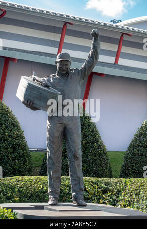 NASCAR Racing Fahrer Dale Earnhardt Sr Statue am Daytona International Speedway, Daytona Beach, Florida Stockfoto