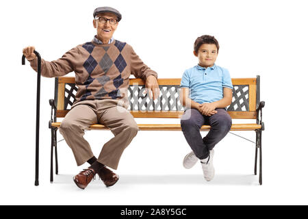 In voller Länge Porträt eines Jungen auf einer Bank mit seinem Großvater isoliert auf weißem Hintergrund Stockfoto