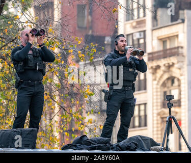 New York, USA, 11. November 2019. Mitglieder der US-Geheimdienst überprüfen Sie die Umgebung in der Nähe, wo US-Präsident Donald Trump liefert eine Adresse vor Beginn des Veterans Day Parade in New York City. Credit: Enrique Ufer/Alamy leben Nachrichten Stockfoto