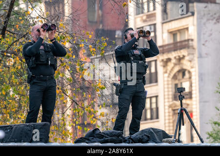 New York, USA, 11. November 2019. Mitglieder der US-Geheimdienst überprüfen Sie die Umgebung in der Nähe, wo US-Präsident Donald Trump liefert eine Adresse vor Beginn des Veterans Day Parade in New York City. Credit: Enrique Ufer/Alamy leben Nachrichten Stockfoto