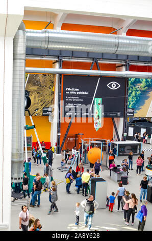 Pilsen, Tschechische Republik - 28 Oktober, 2019: Innenraum des Techmania Science Center in Pilsen, Tschechien. Ausstellung lernen wissenschaftliche Grundlagen für Kinder durch Spiel. Bildung, Bildungszentrum. Stockfoto